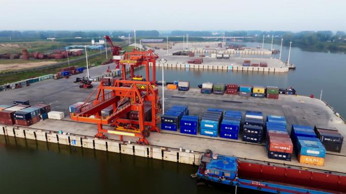 航拍周口港口码头工人装货现代化码头