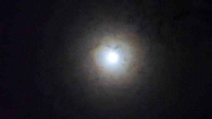 满月的运动。月亮唯美当空明月碎片云夜晚