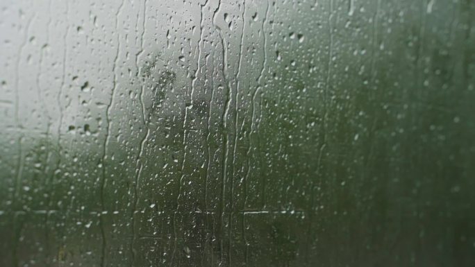 玻璃窗上的水滴下雨悲伤视频素材唯美雨珠