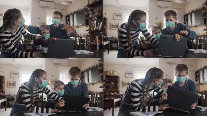 三个孩子在家里争夺笔记本电脑