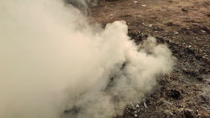 烧稻草火堆烟火烟雾滚滚浓烟滚滚火灾烟雾