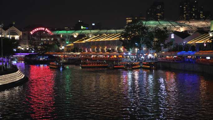 新加坡克拉克码头（Clarke Quay Jetty）上繁忙的游船和多彩的河流夜景