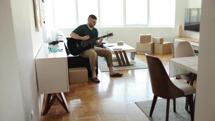年轻人在家弹吉他在家弹吉他成熟男人客厅