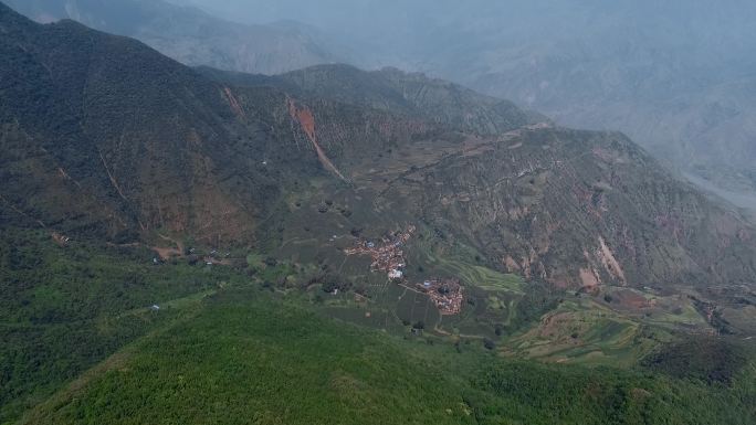 山区视频云南楚雄武定山坡上彝族村庄