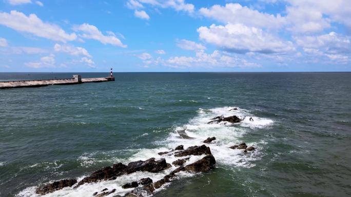 北海冠头岭蓝天白云海边海景灯塔