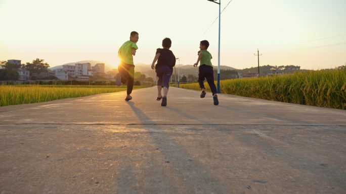 少年奔跑童年乡村生活小学生快乐童真