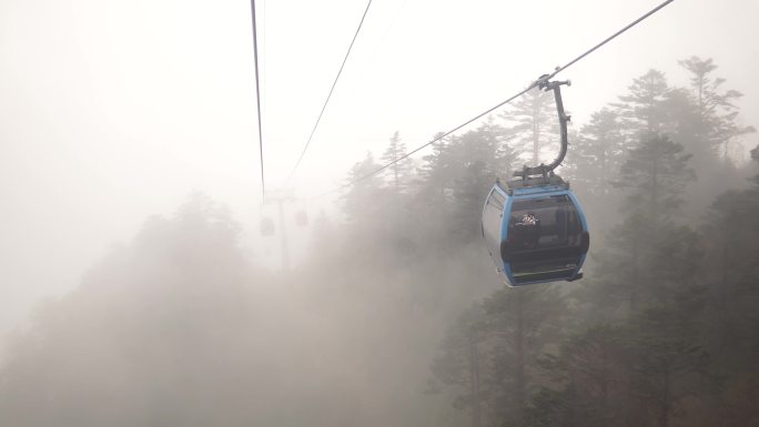 景区缆车穿过云雾