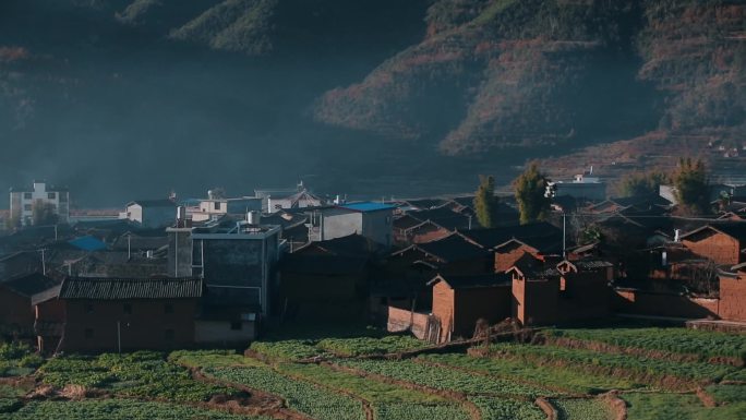 贫困乡村视频云南山区炊烟笼罩土房村庄