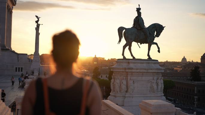 从罗马的Altare della Patria看到的女游客