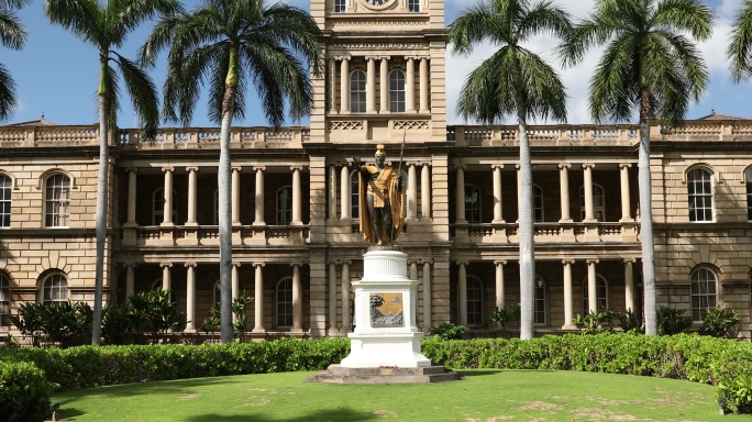 美国夏威夷瓦胡岛檀香山的卡梅哈梅哈国王雕像和阿利奥拉尼·黑尔