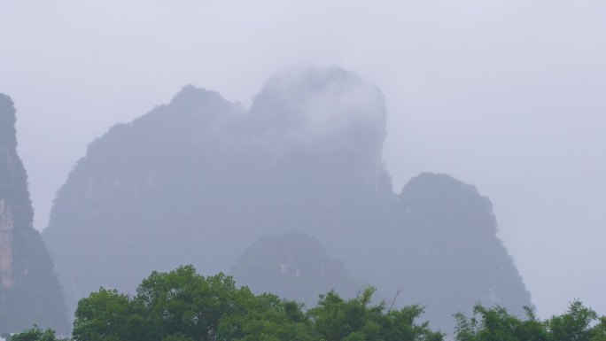烟雨中的桂林阳朔十里画廊遇龙河山峰风光