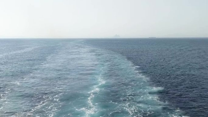 在直布罗陀海峡休达岛和阿尔赫西拉斯岛之间的渡口，在船后醒来