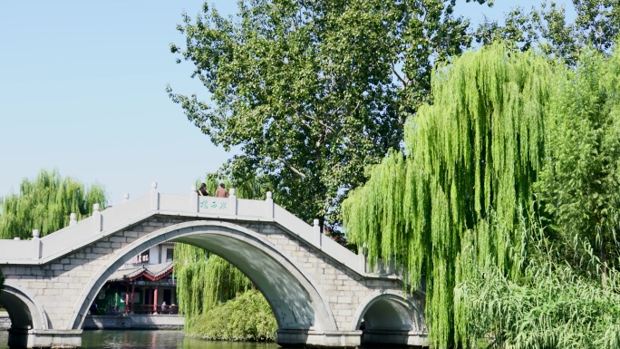 山东济南大明湖公园景区湖面景色与石拱桥