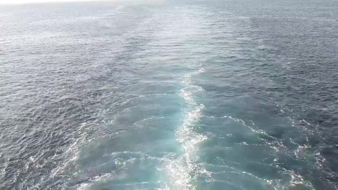 在直布罗陀海峡休达岛和阿尔赫西拉斯岛之间的渡口，在船后醒来