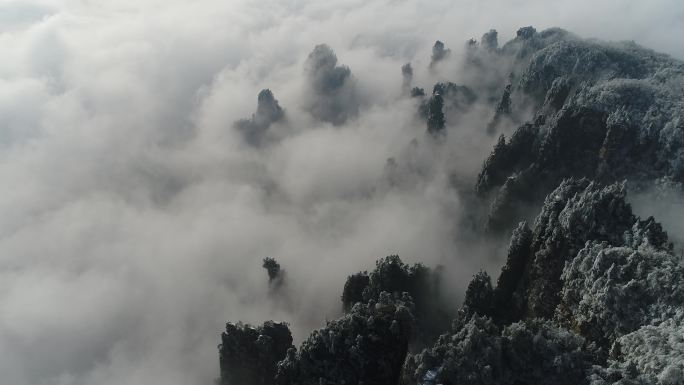 中国湖南张家界天子山下雪