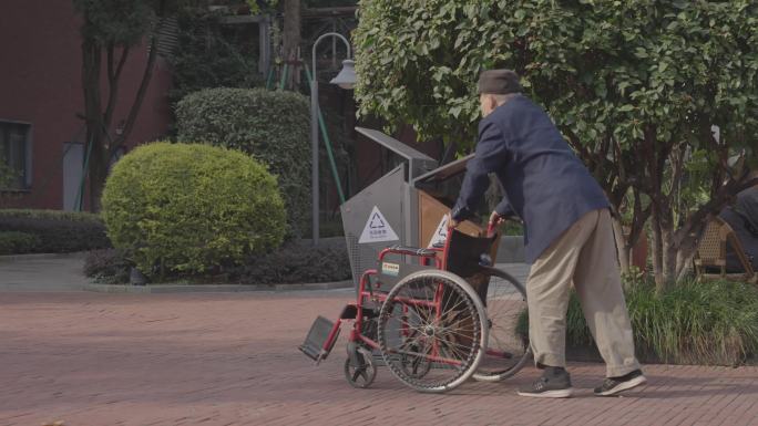 老人搀扶轮椅走路