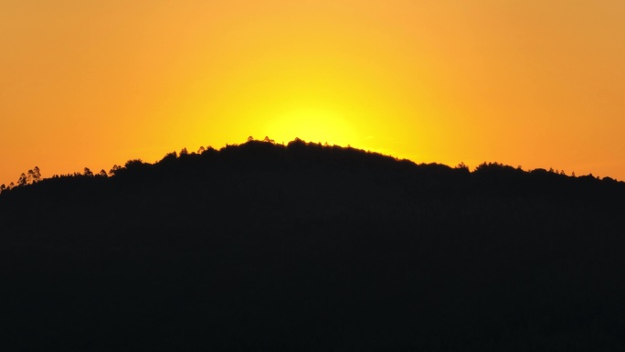 清晨群山里的唯美日出4K航拍