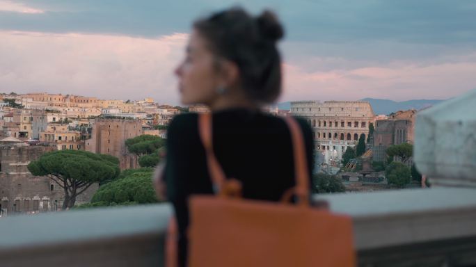 从Altare della Patria到竞技场和论坛的旅游女性景观