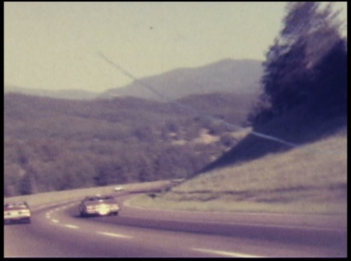 20世纪70年代北美：桥梁间公路上的汽车（8mm摄像机）