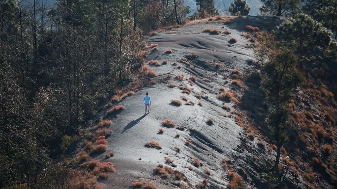 山顶视频山脊上行走的青年人