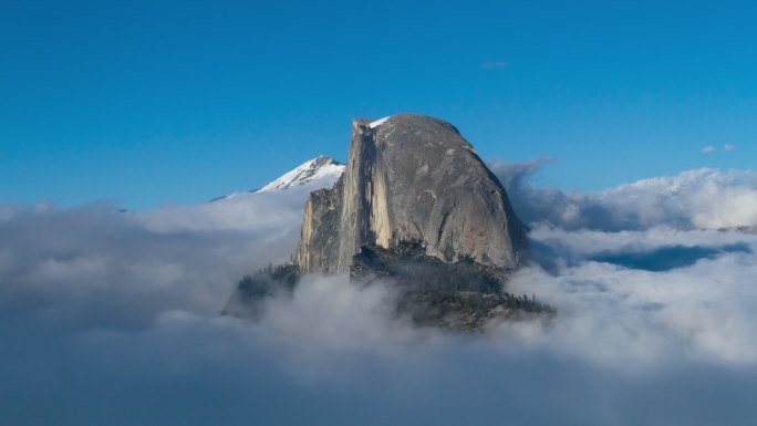 低云中的山峰云雾石山高山