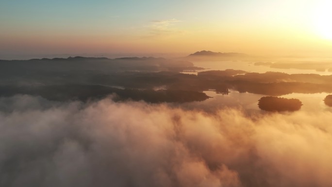 4K山川湖泊秋季日出晨雾穿云自然风景航拍