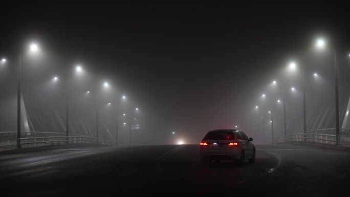 江南城市秋天冬天大雾街道车辆路灯早晨凌晨