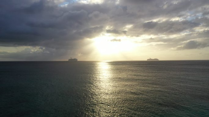 日落时分，无人机在加勒比海的游轮（前进）