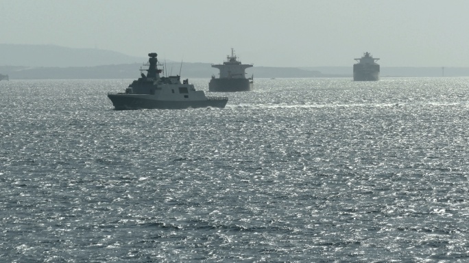 达达尼尔海峡军舰和货船的侧影