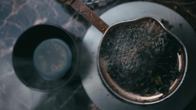 古朴茶水烧开特写