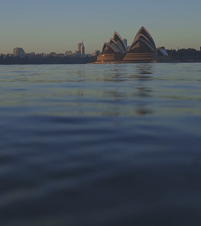 慢动作悉尼歌剧院，海浪垂直移动格式