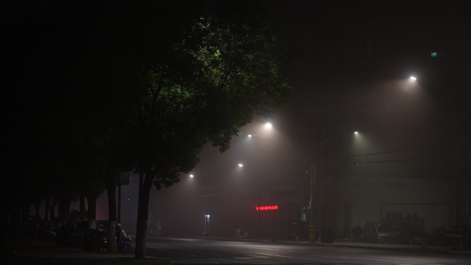 江南城市早晨凌晨街道大雾车辆行人电瓶车