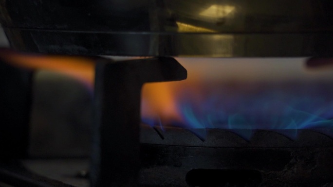 煤气灶天然气火焰点燃天然气做饭高压锅
