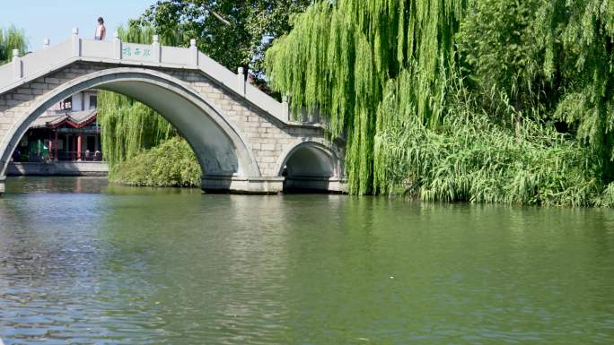 山东济南大明湖公园景区湖面景色与石拱桥