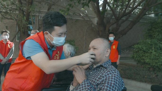 志愿者在养老院敬老院帮老人剪指甲刮胡子