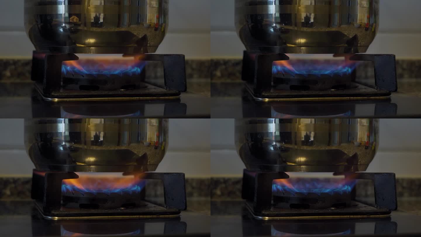 点燃天然气做饭煤气燃烧火焰高压锅冒热气