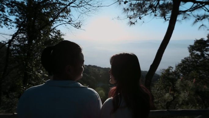 情侣恋人视频山顶观看日出的年轻情侣