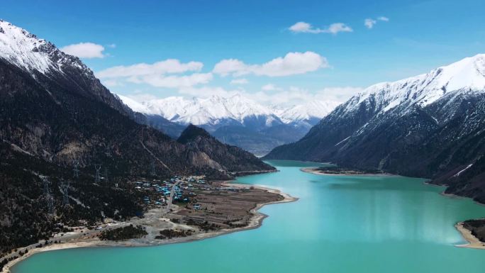 西藏春天然乌湖雪山同框航拍延时