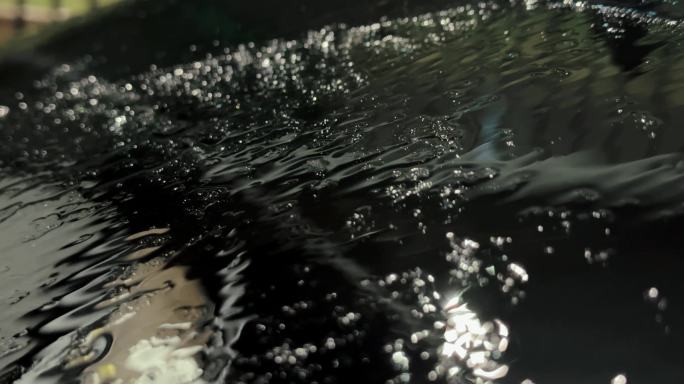 车身上的雨水防水测试下雨晚上夜晚