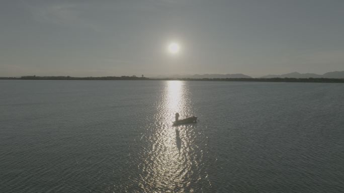 夕阳下渔民在湖面上撒网捕鱼4