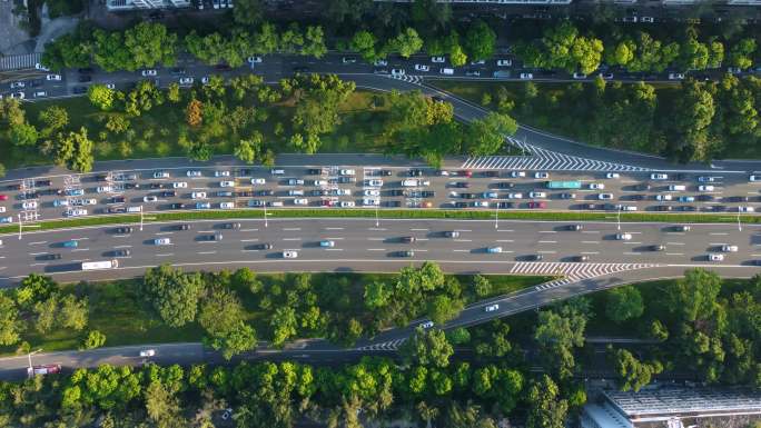 深圳市繁忙道路的无人机鸟瞰图