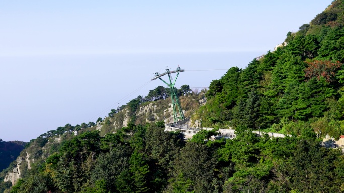 山东省泰安市泰山景区南天门索道站缆车运行