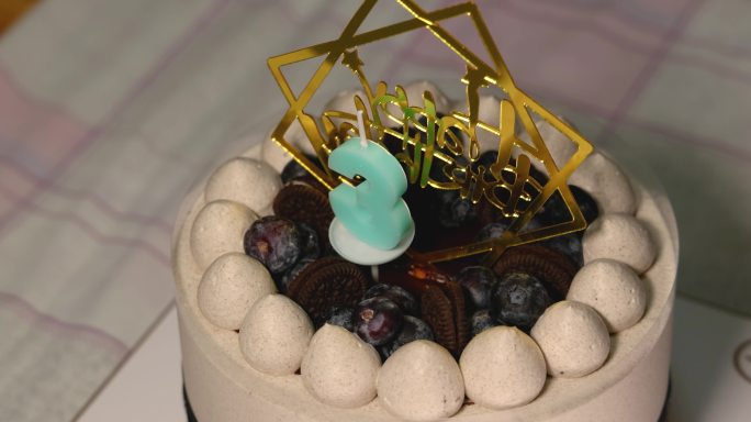 生日仪式：在生日蛋糕上插上生日蜡烛