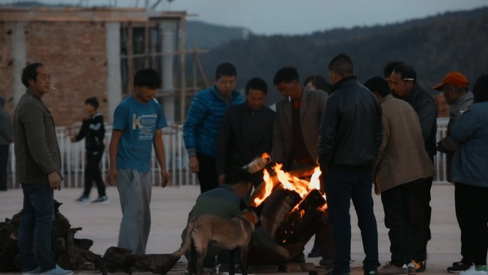 乡村火堆视频秋冬季乡村烧火取暖