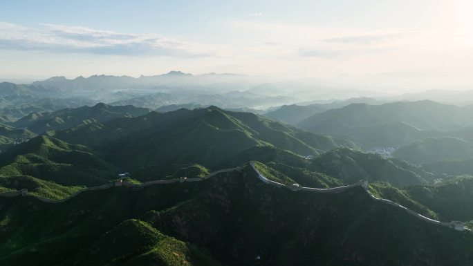 日出长城阳光照耀大地