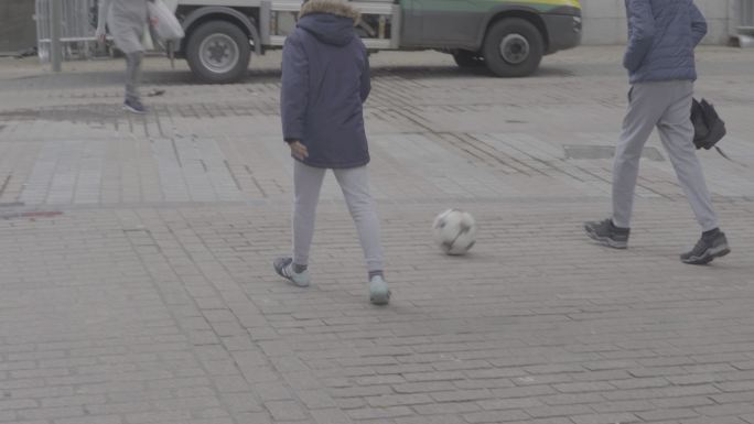 西班牙 埃瓦尔街头踢球玩球的小孩 儿童