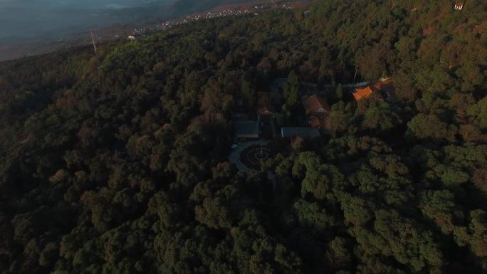 寺庙视频云南山区黄昏深藏森林中寺院