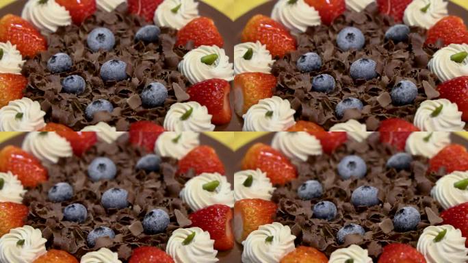 纪念日美食：巧克力水果生日蛋糕的特写