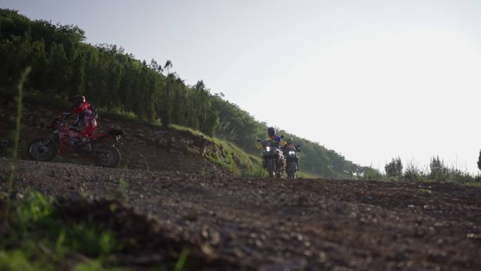 KTM越野摩托车多人风车天路骑行