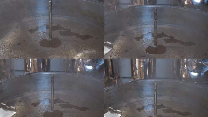 生产精酿啤酒过程中的壶的细节。